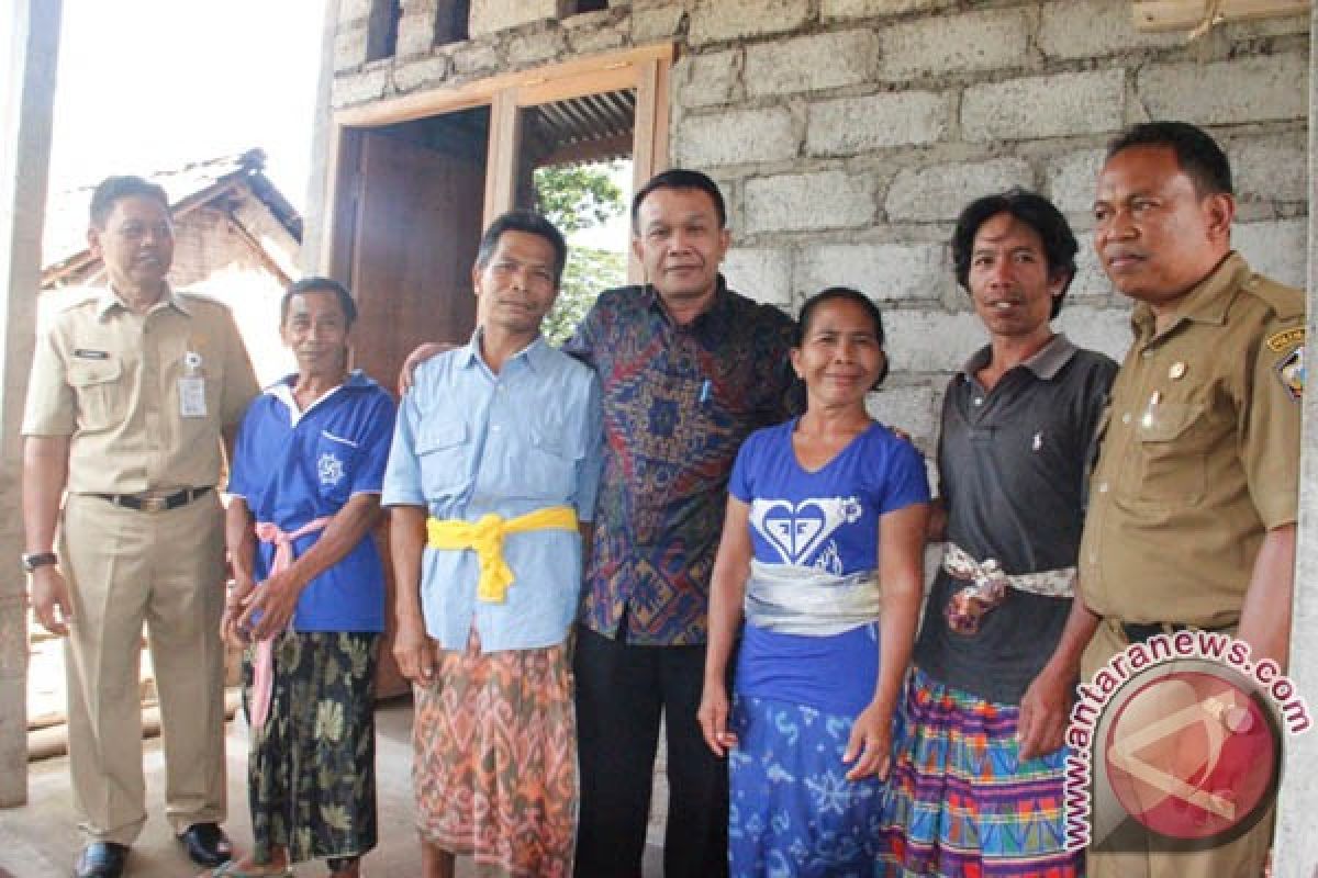 Penjabat Bupati Bangli Serahkan Bantuan Bedah Rumah Untuk APBD Perubahan 2015
