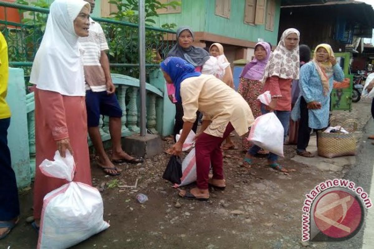 PTBA bagikan sembako bagi warga berpenghasilan rendah