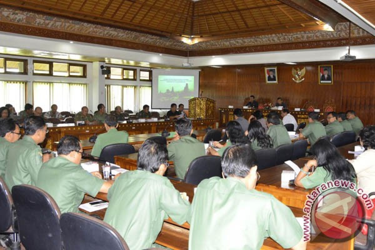 Pastika Minta Prioritaskan Kegiatan Penanggulangan Kemiskinan