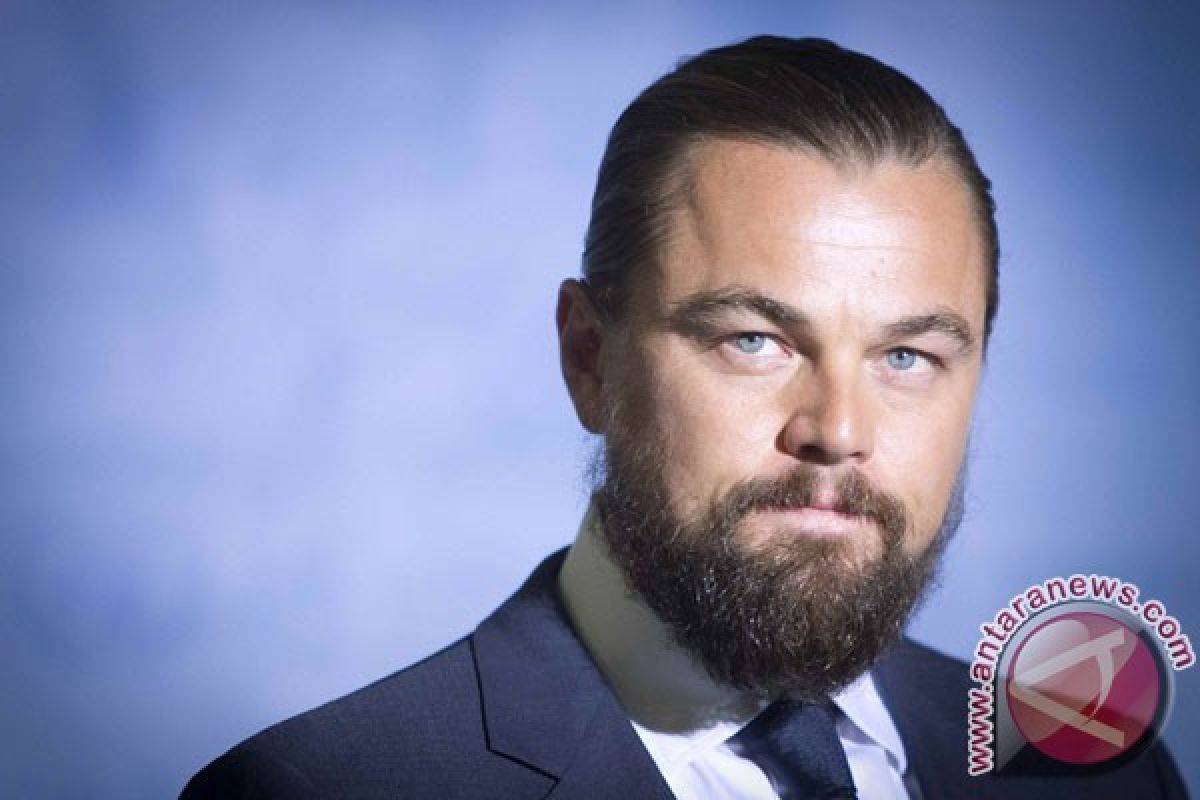 Leonardo DiCaprio peluk Kate Winslet usai raih SAG
