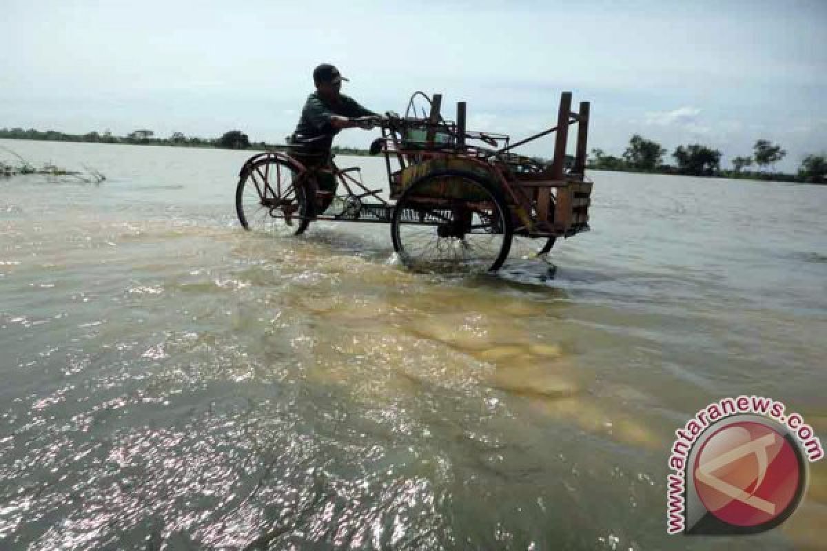 5 Ribu Sak Pasir Dibagikan di Gresik Sebagai  Antisipasi Meluapkan Kali Lamong