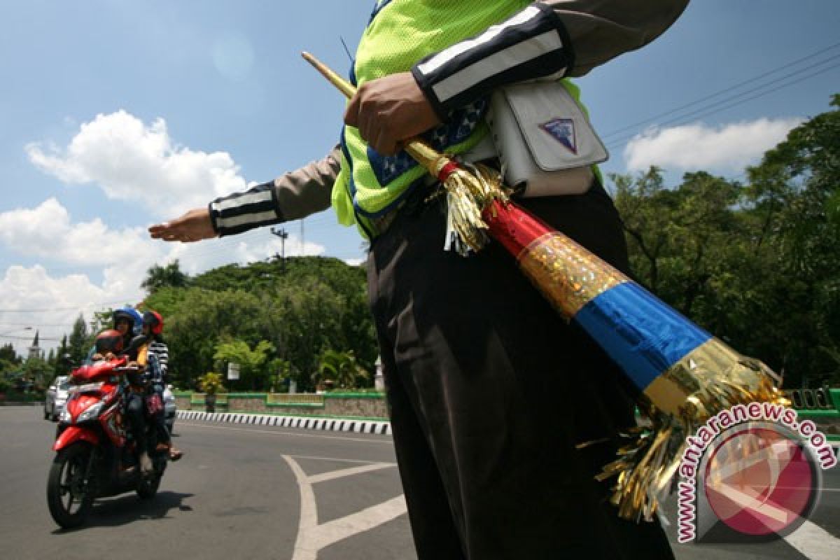 Polisi bagikan trompet Tahun Baru di Bogor