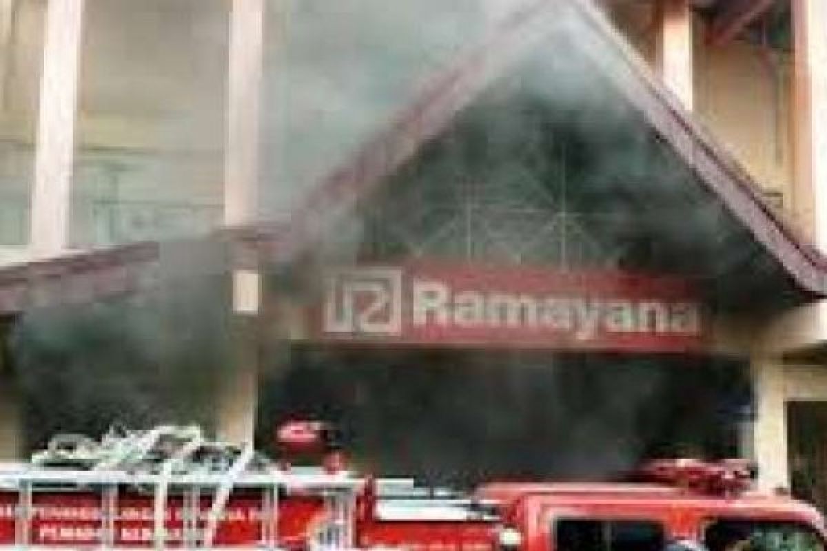 17 Mobil Damkar Dikerahkan Padamkan Kebakaran Ramayana