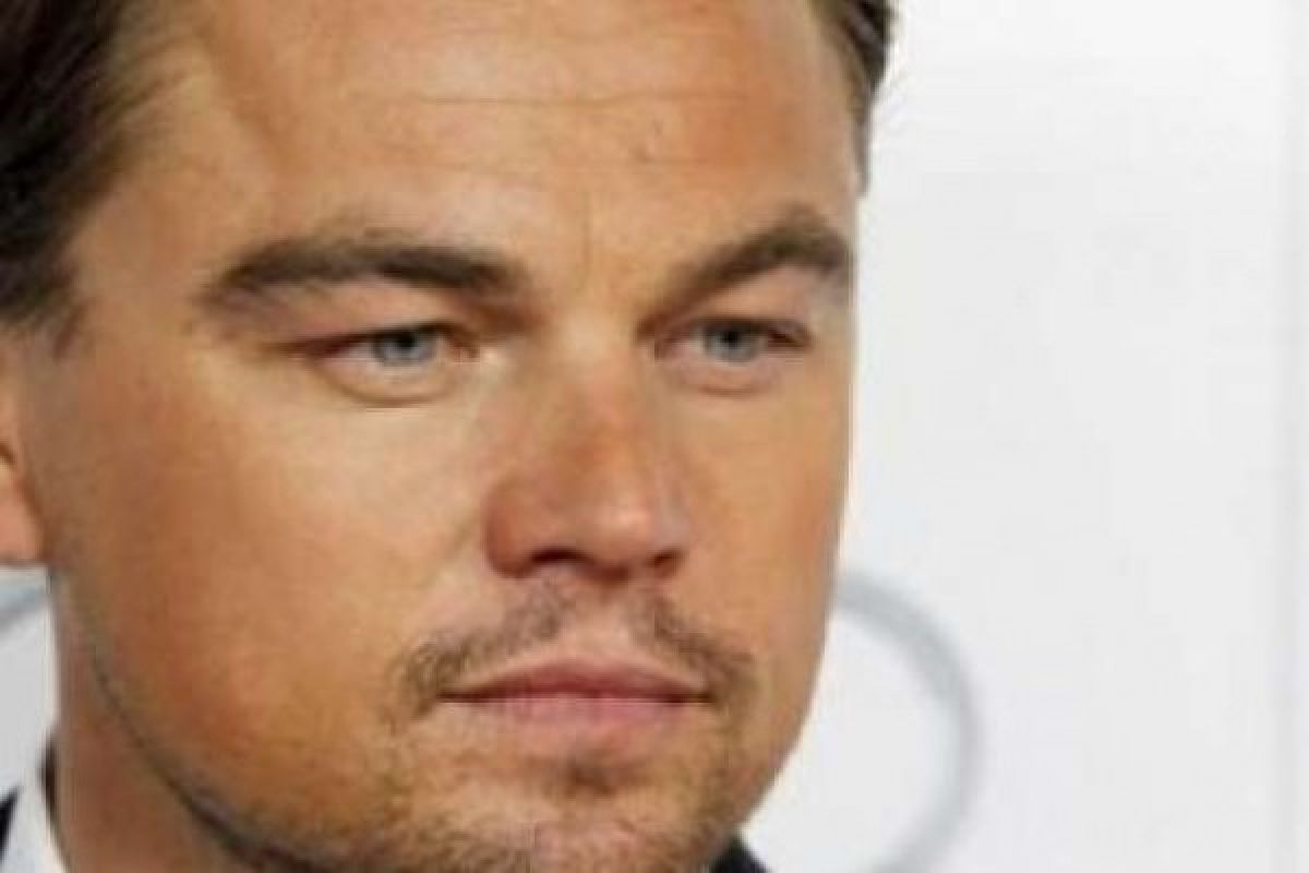 Raih Penghargaan Aktor Terbaik, Leonardo Dicaprio Spontan Peluk Kate Winslet