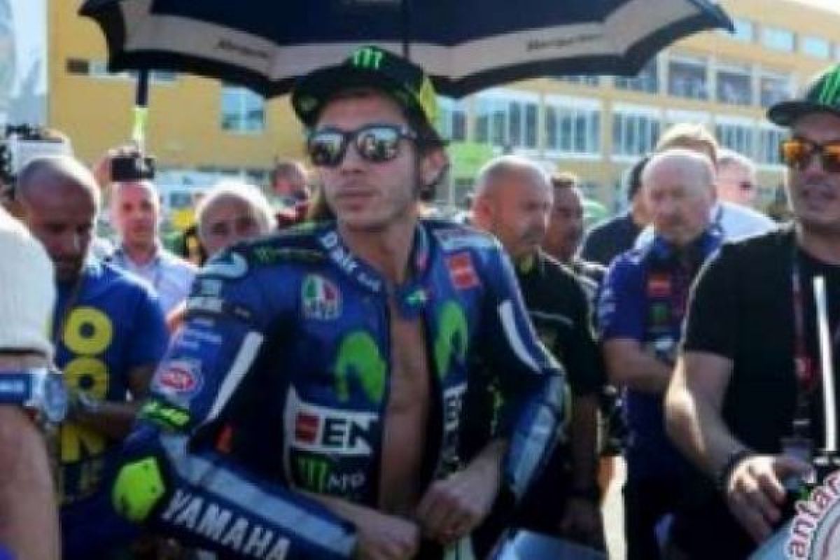 Rossi akan akhiri karir di Yamaha tapi minta Lorenzo "menghormati"