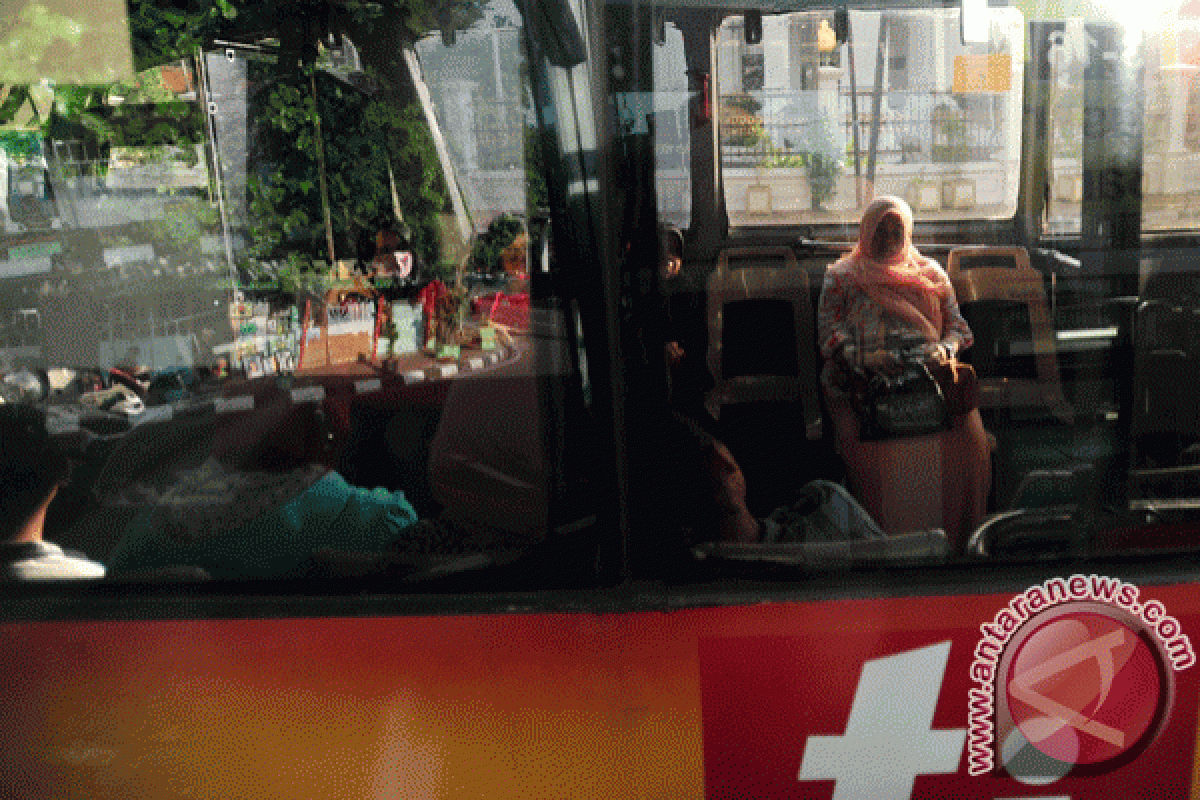 TransJakarta pasarkan bahan pangan pokok di halte