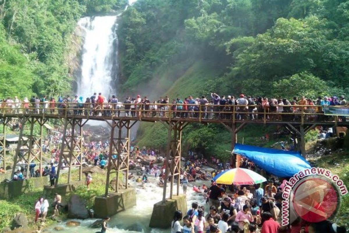 10.850 wisatawan kunjungi Air Terjun Bedegung 