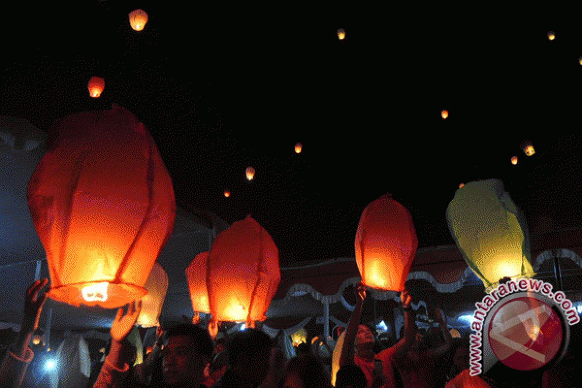 Seribu lampion diterbangkan di Percandian Muarojambi