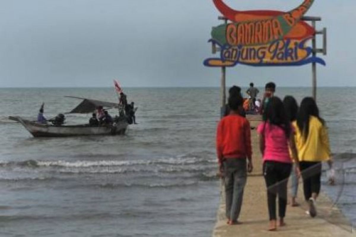 Objek Wisata Pantai Karawang Dipadati Pengunjung