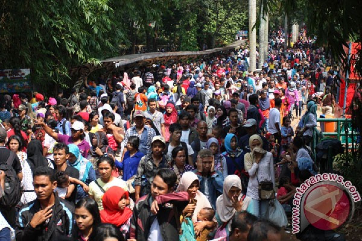 Pengunjung Ragunan tembus 100.000 orang