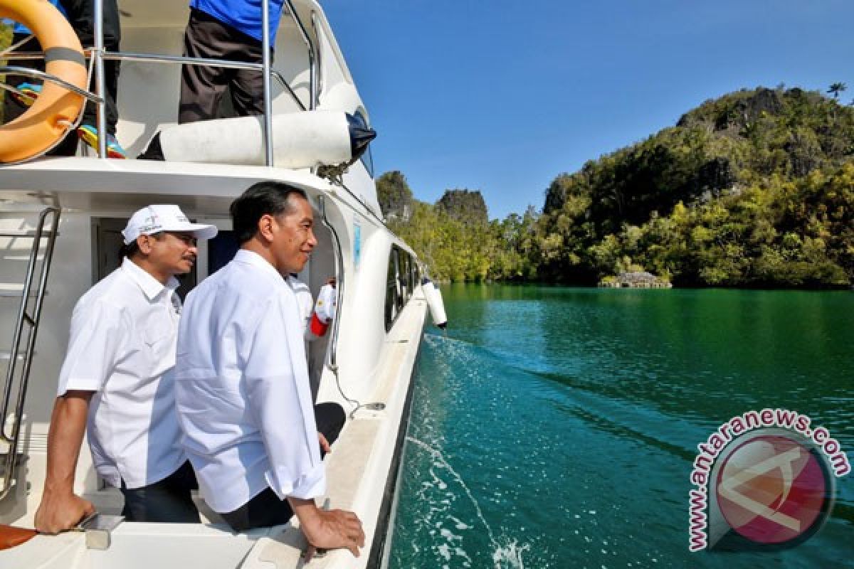 Jokowi "tahun baru-an" di Raja Ampat