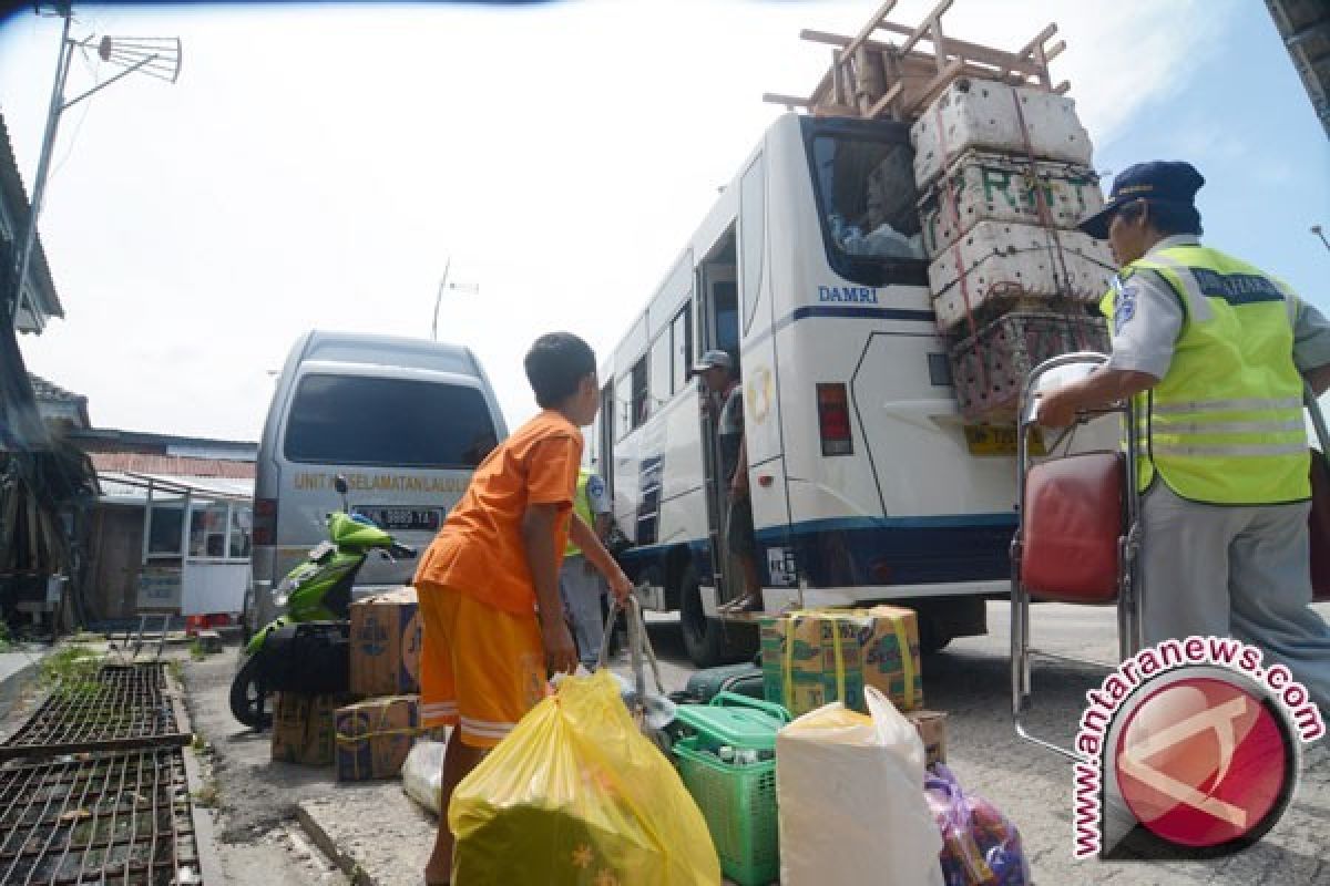 Arus mudik - arus mudik di terminal Mamboro tidak padat