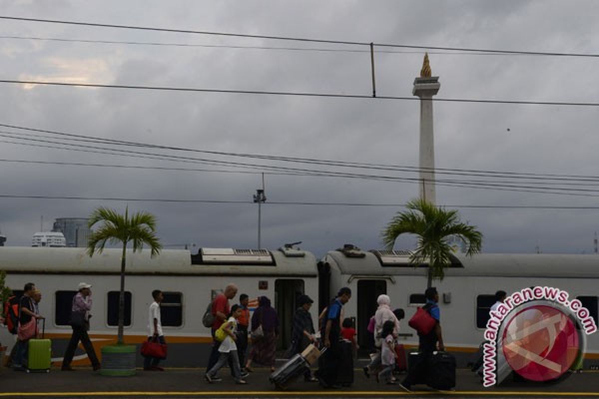 Jelang sore pemudik padati Stasiun Gambir