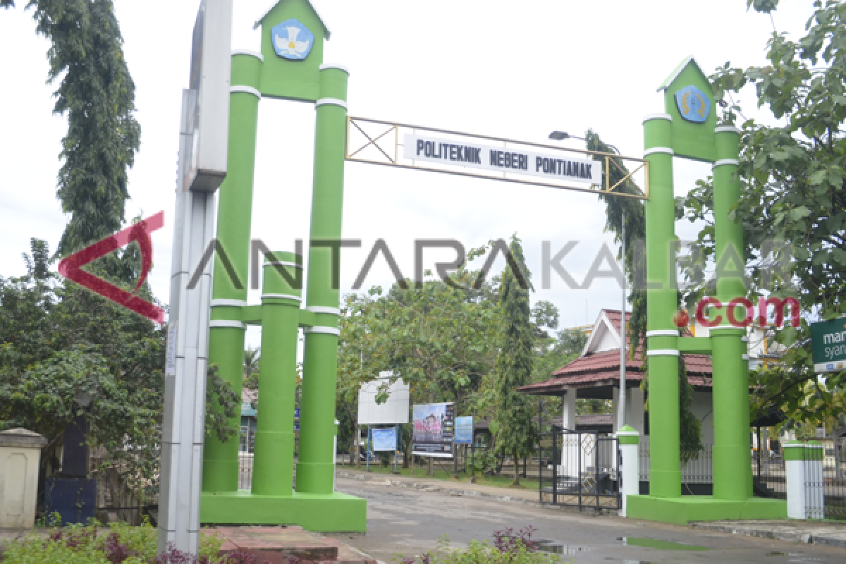 Usai wisuda Serlika Agni langsung ke makam ayahnya