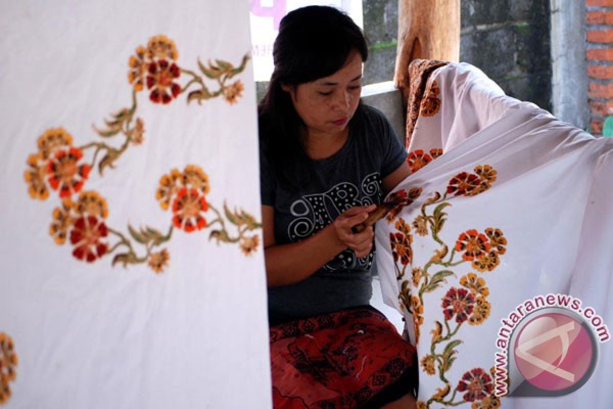 Perajin batik Kulon Progo buat batik abstrak