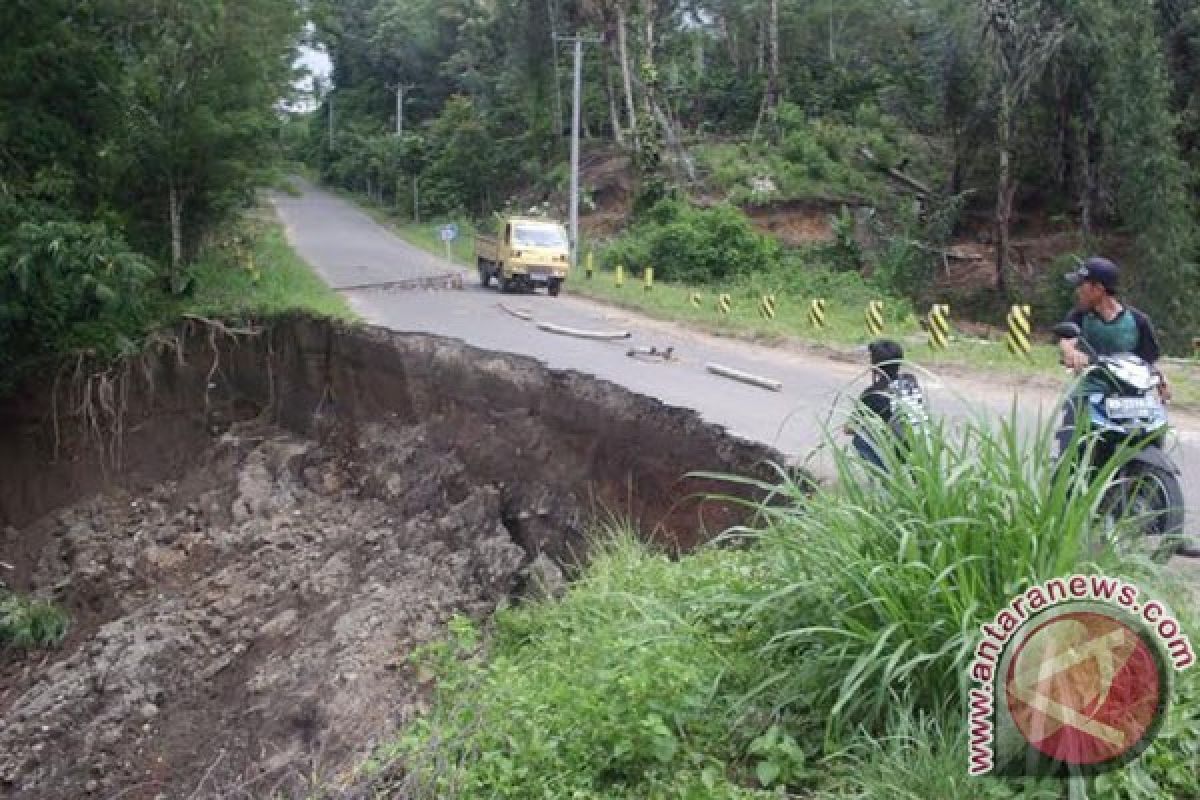 Jalan evakuasi tsunami terancam putus