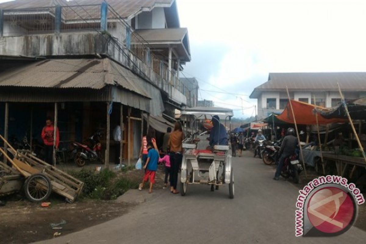 Aktivitas Pasar Langowan Belum Terpengaruh Semburan Debu Vulkanik