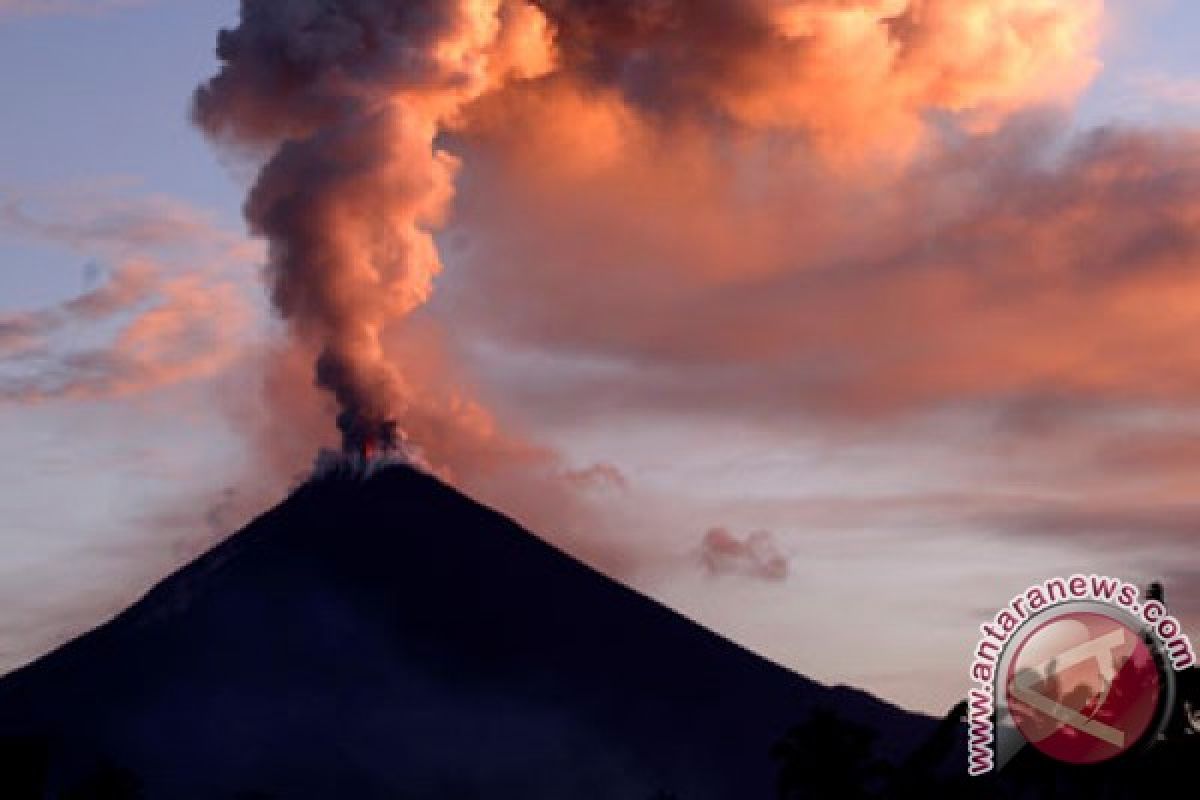 Debu vulkanik Soputan tidak ganggu penerbangan internasional