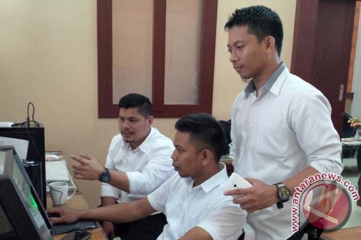 Pemkot Makassar berlakukan seragam hitam putih 