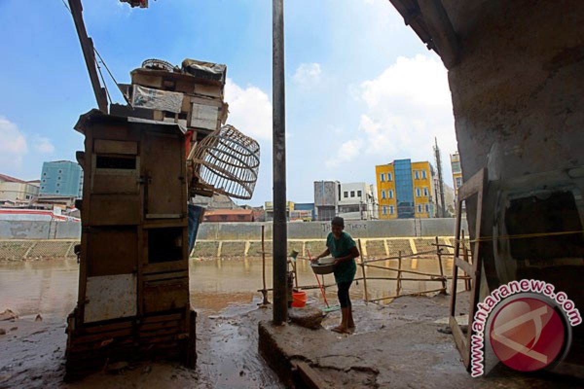 Normalisasi Ciliwung, puluhan bangunan di Bukit Duri dibongkar