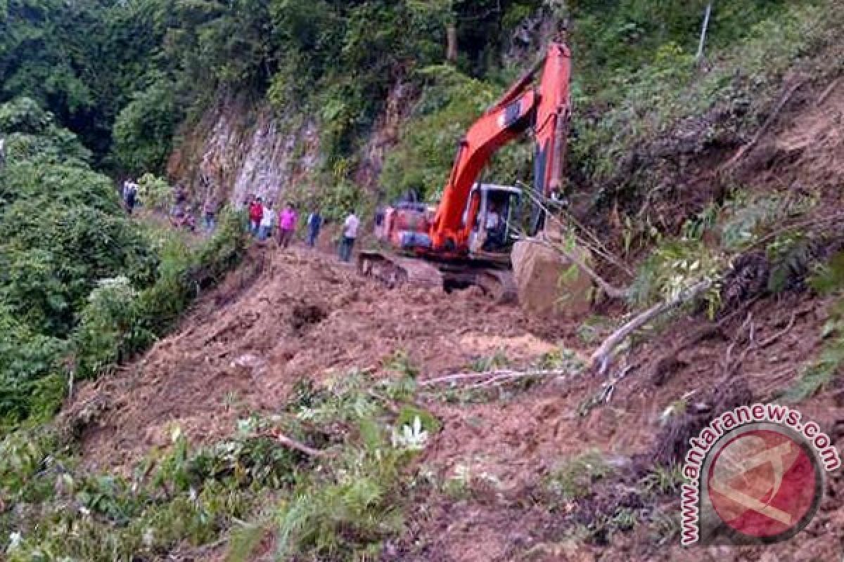 Badan Jalan Tertutup Akibat Tertimbun Longsor