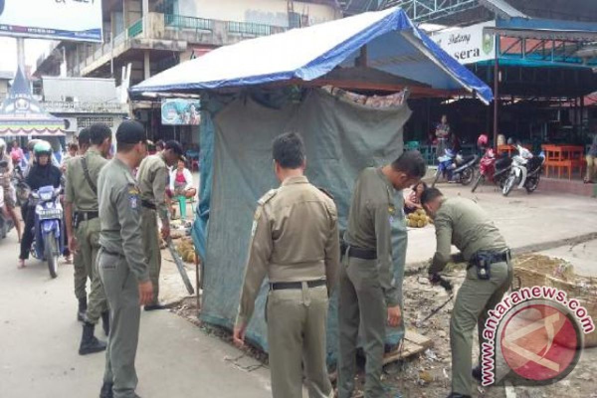 Satpol PP Sanggau Tertibkan PKL di Kawasan Puja Sera