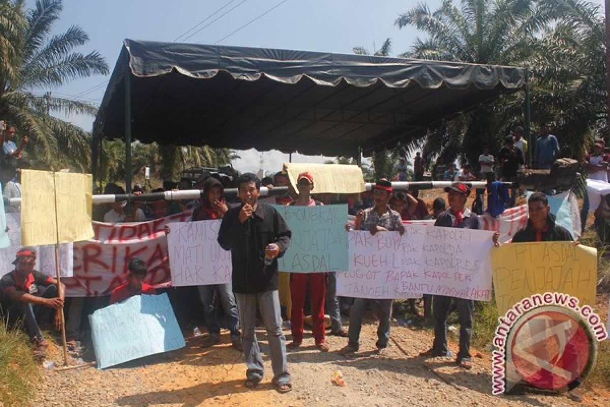 Ratusan Masyarakat Aceh Selatan Demo PT Asdal