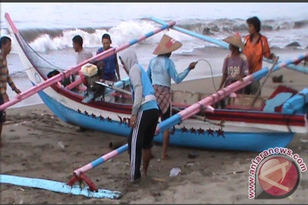 Pusat Bantu "Long Tail" Untuk Nelayan Pariaman