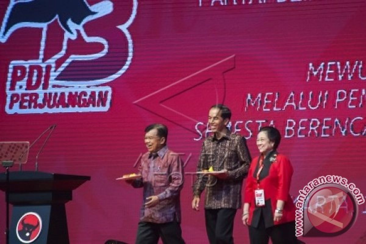 Megawati Berikan Tumpeng Kepada Presiden dan Wapres