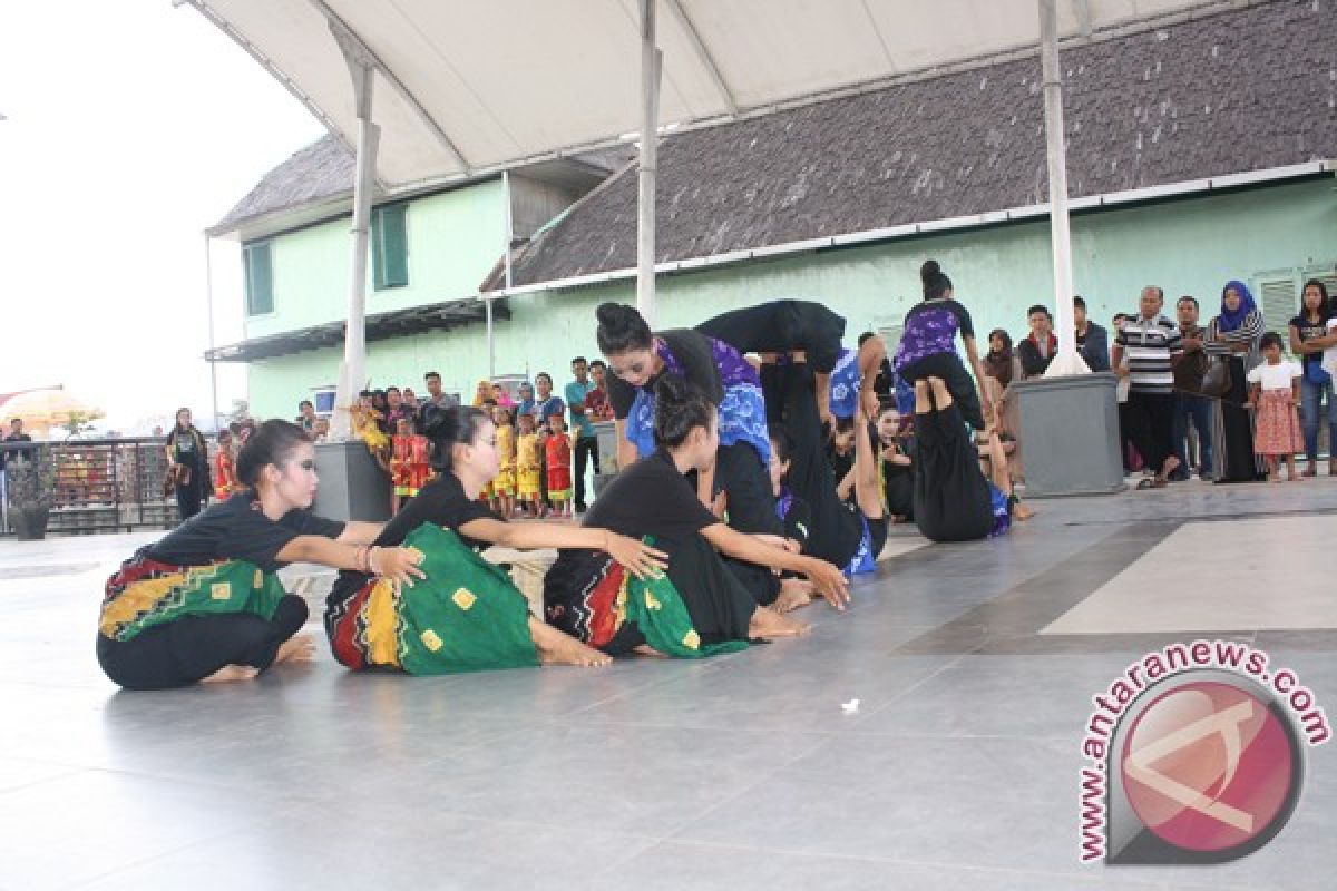 STKIP PGRI Hibur Pengunjung Pasar Tarapung