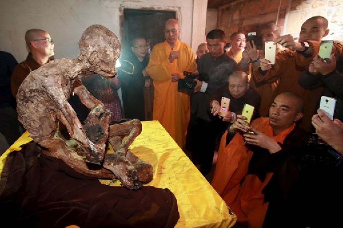 Mumi biksu 200 tahun masih hidup, benarkah?