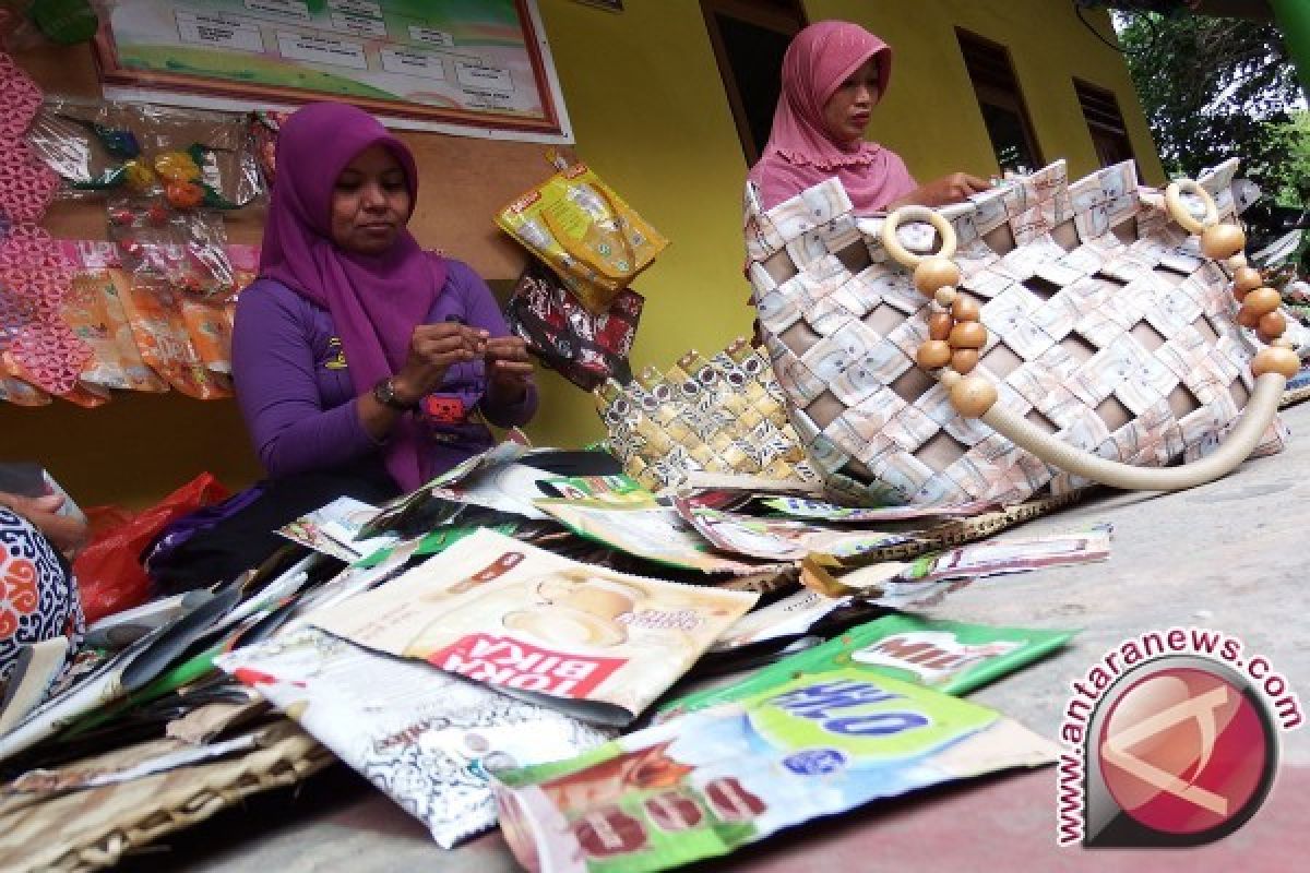 Perempuan Aceh Selatan Dilatih Kerajinan Tas