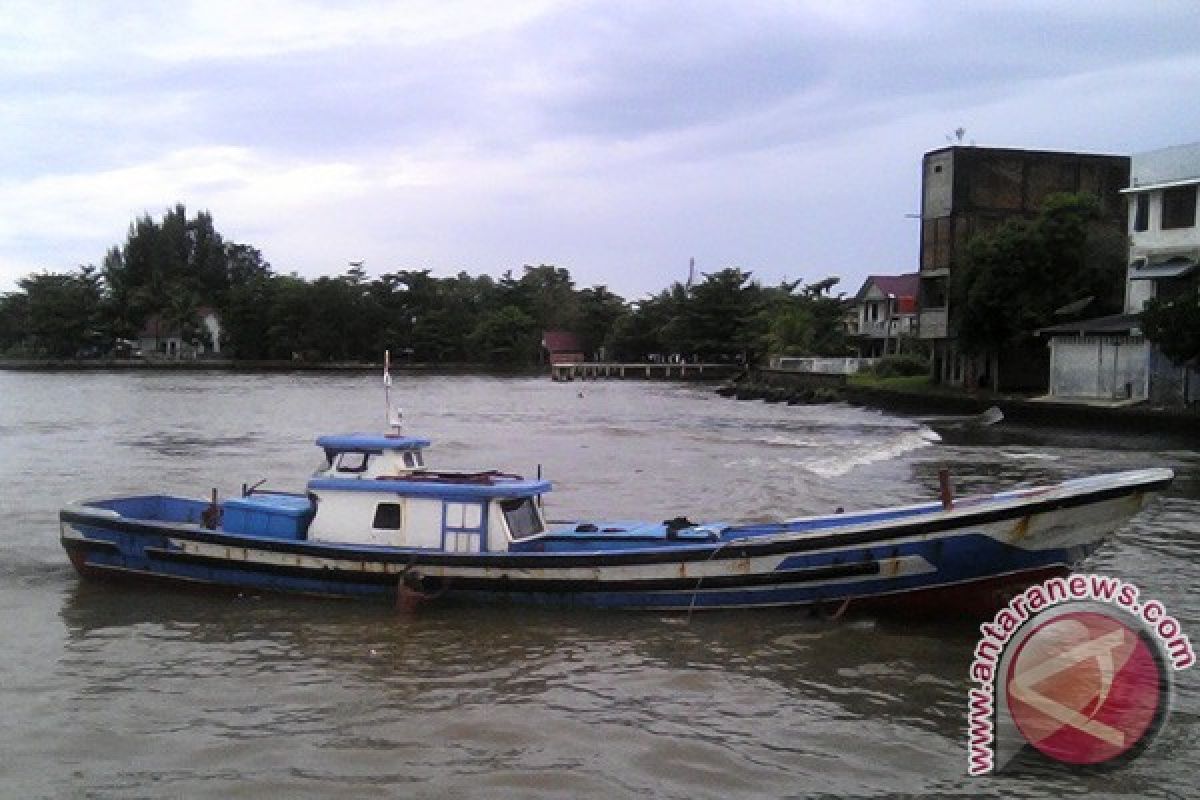 Kuala Gabi Singkil dangkal nelayan kesulitan melintas
