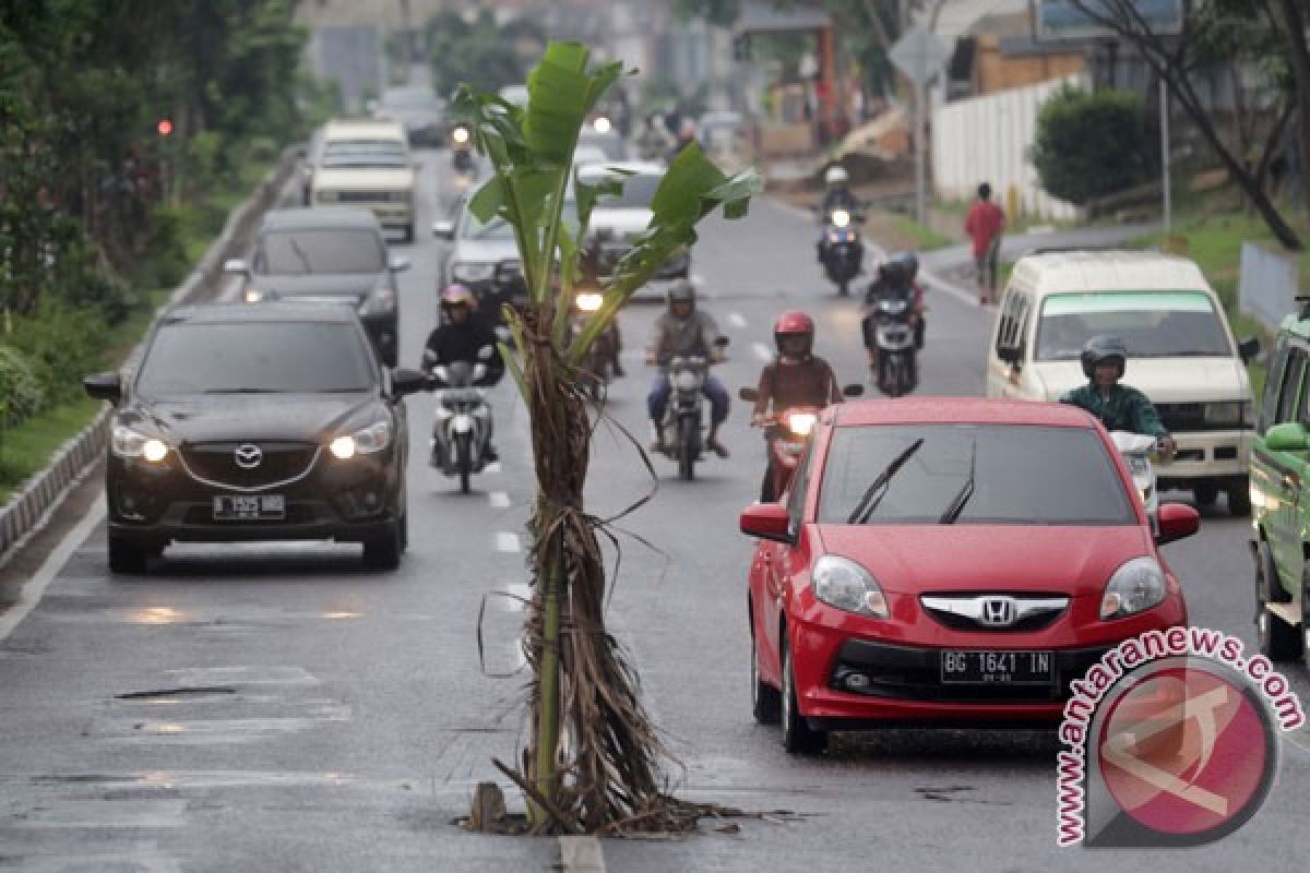 Diwarnai lubang besar, jalan Lekis Rejo Ogan Komering Ulu kondisinya rusak parah