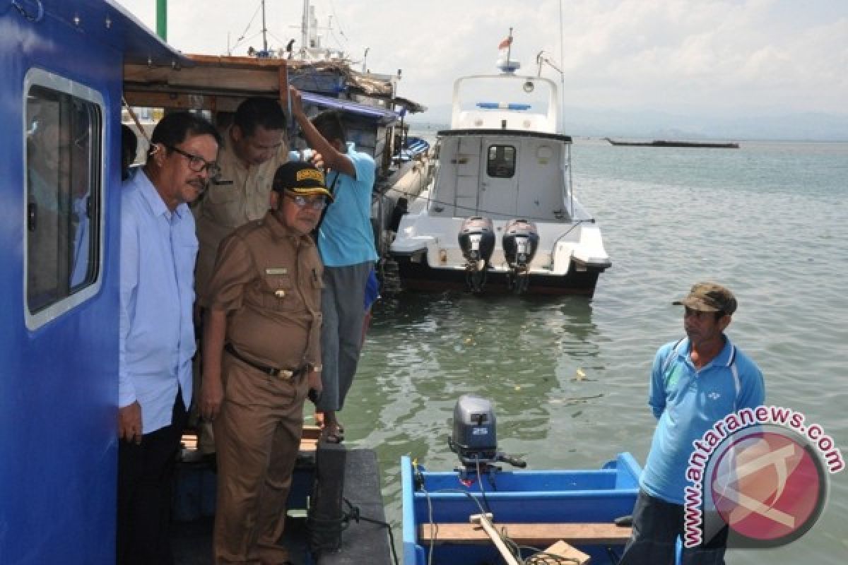 Nelayan Gorontalo Utara Terima Bantuan Kapal 