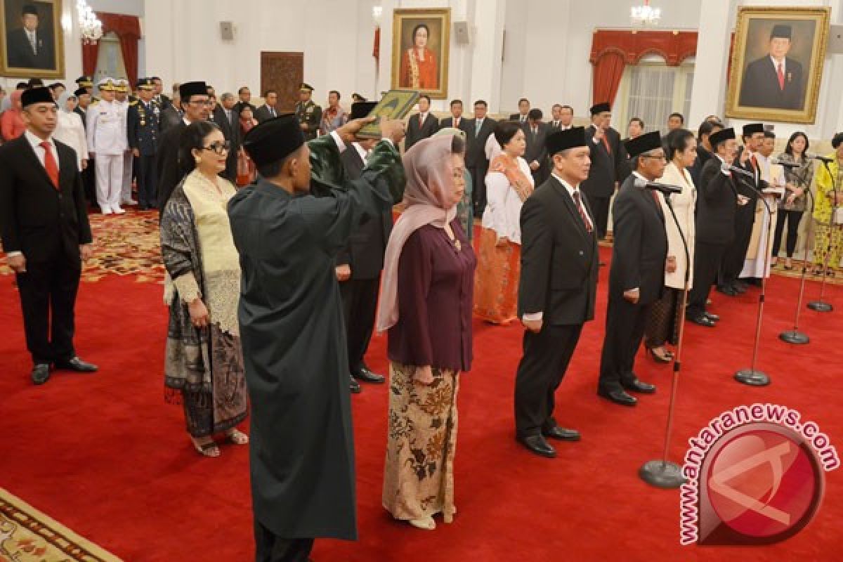Dihadiri Megawati, Presiden Jokowi lantik 13 duta besar
