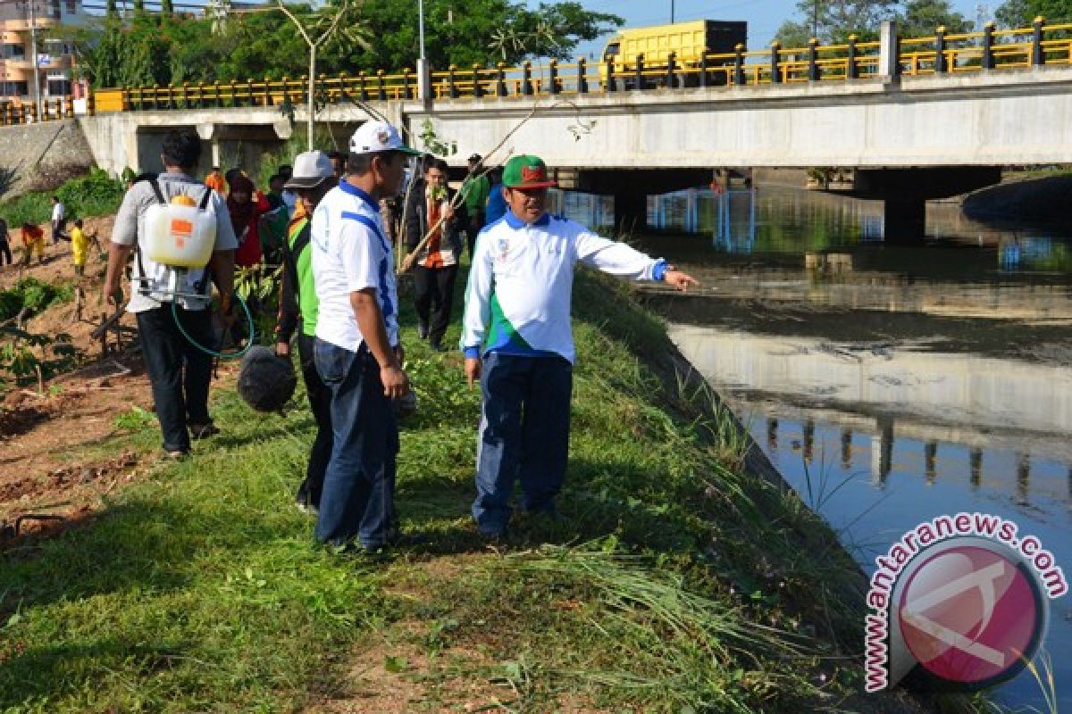 Sekda Banjar Bersihkan Jalur Irigasi Sungai Pering