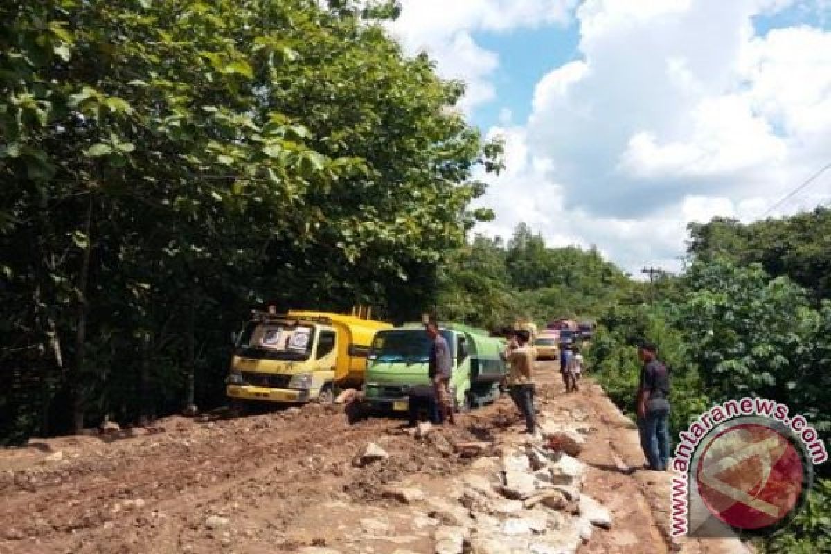 Akibat jembatan ambruk, jalur alternatif di OKU macet total