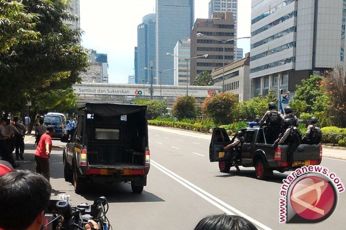  Pelaku berwajah emigran, Starbucks dibom dua kali