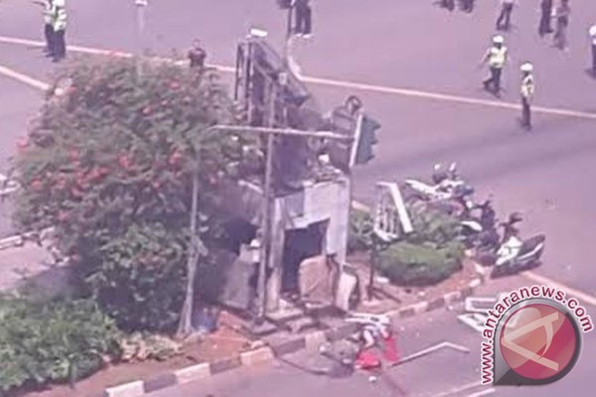 BOM JAKARTA - Pandangan dari sekitar lokasi ledakan Thamrin