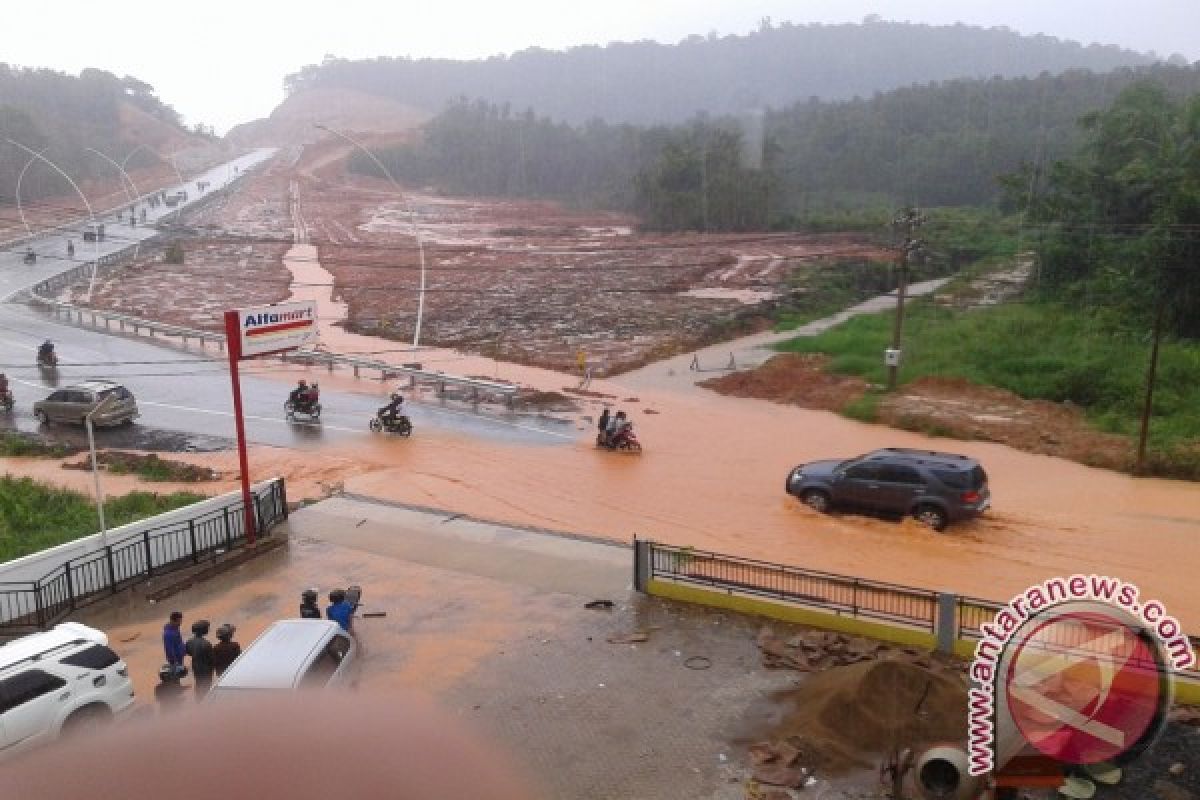 Drainase di Pertigaan Menuju Jembatan Kapuas Tayan Mendesak Diperbaiki