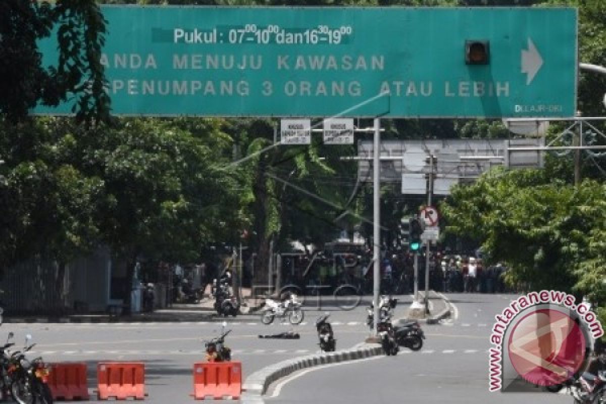 Polisi Menutup Sejumlah Jalan di Sekitar Lokasi Ledakan Pospol Thamrin