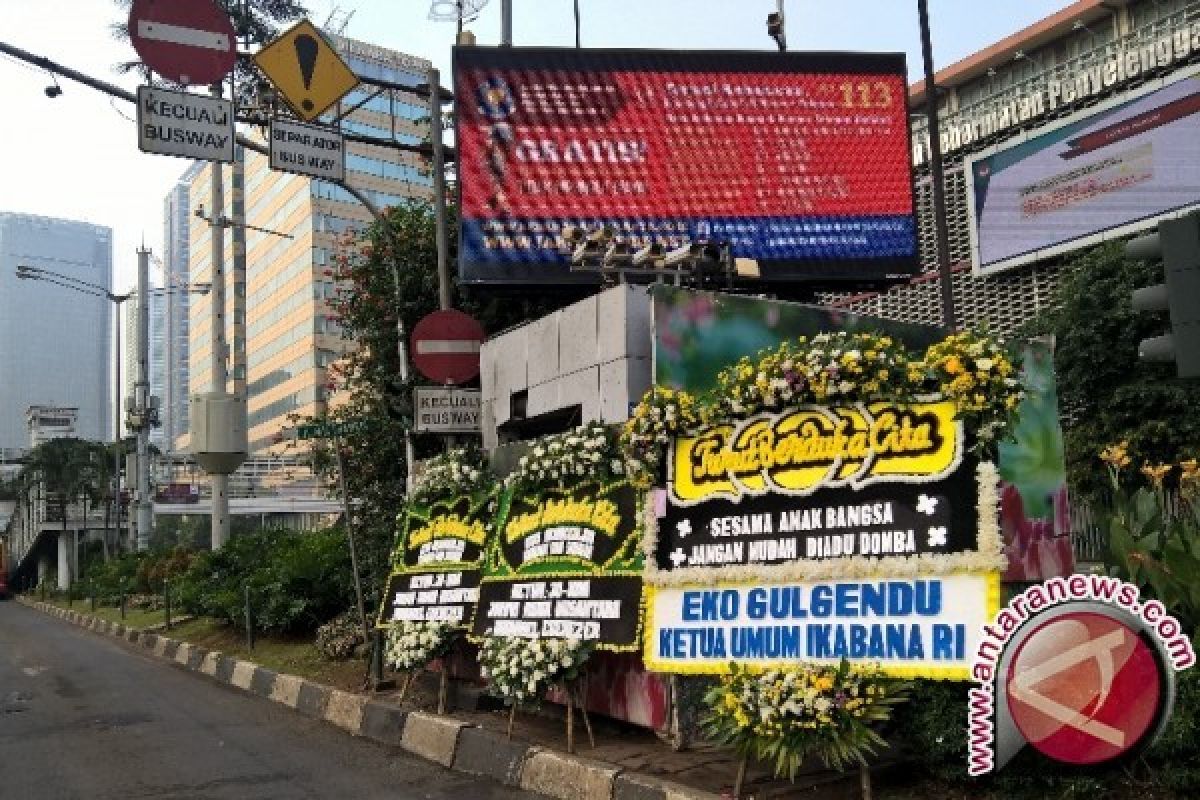 Pos polisi di Thamrin dikelilingi karangan bunga