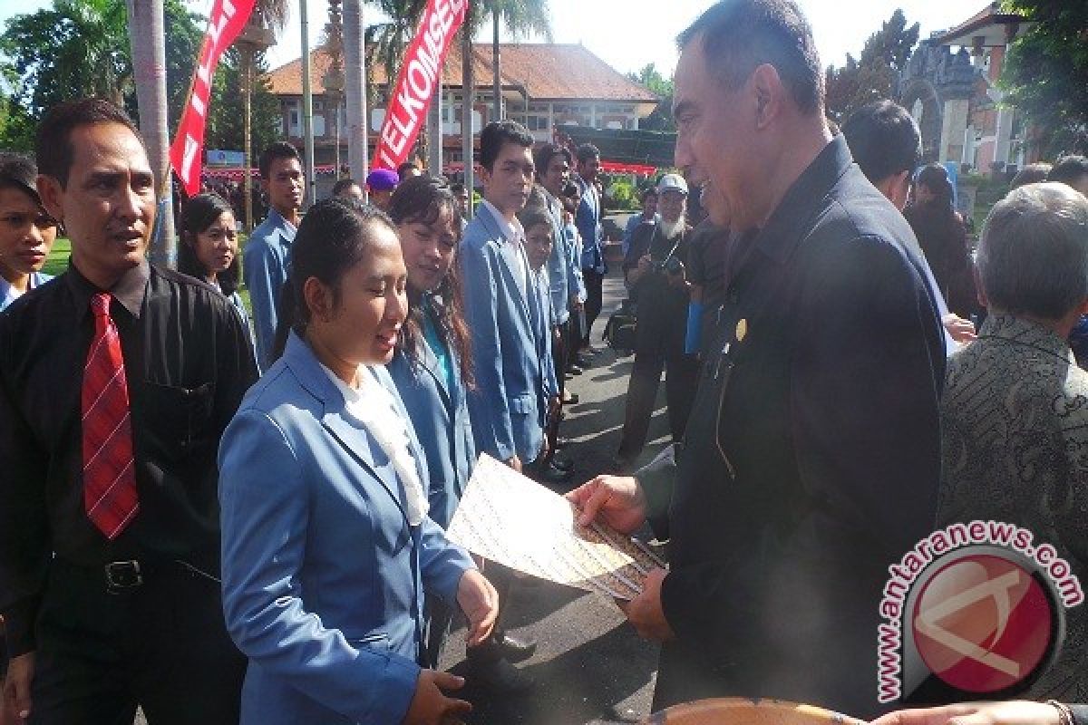 Undiksha Beri Penghargaan Mahasiswa Berprestasi Tingkat Nasional dan Internasional