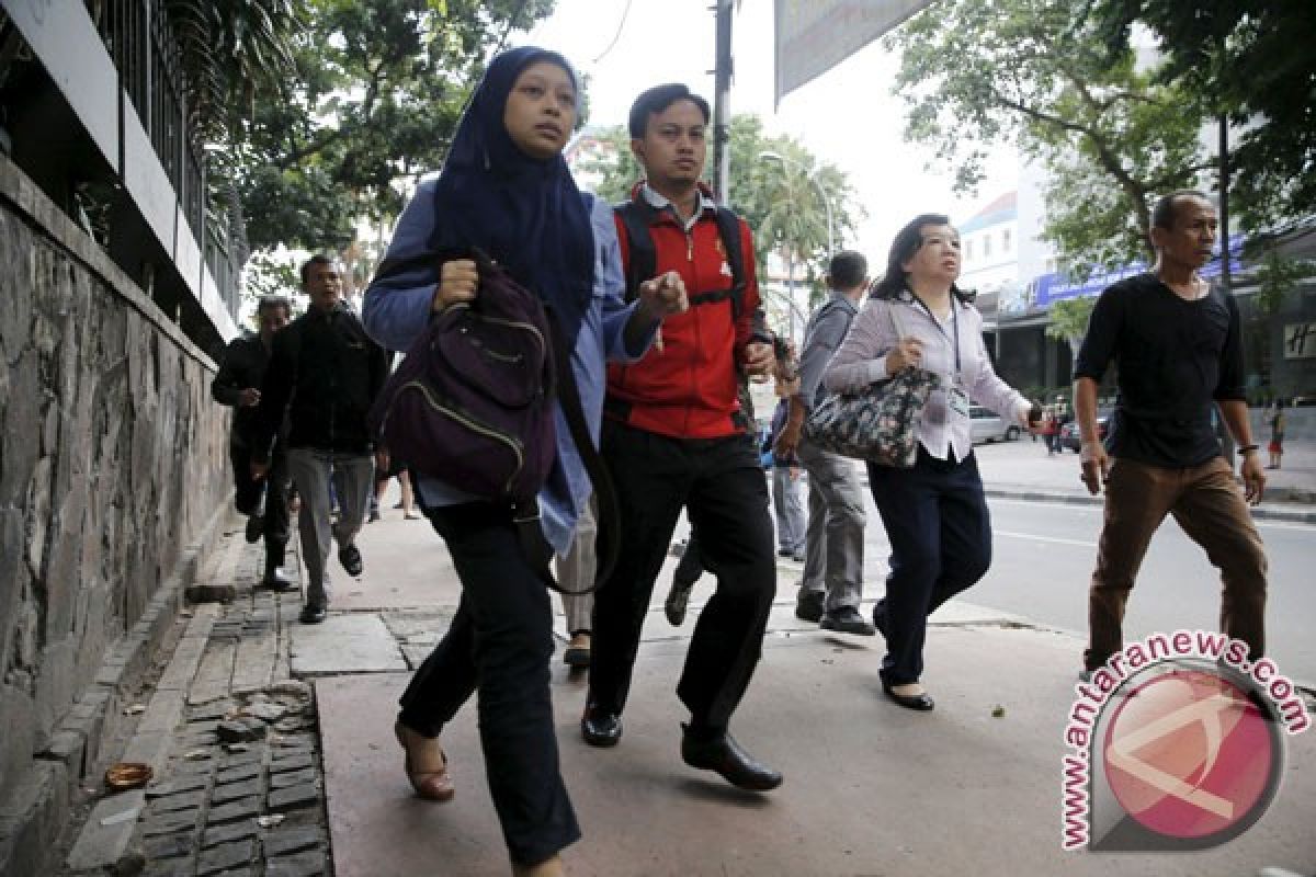 BOM JAKARTA - Ibu hamil turuni belasan lantai setelah ledakan