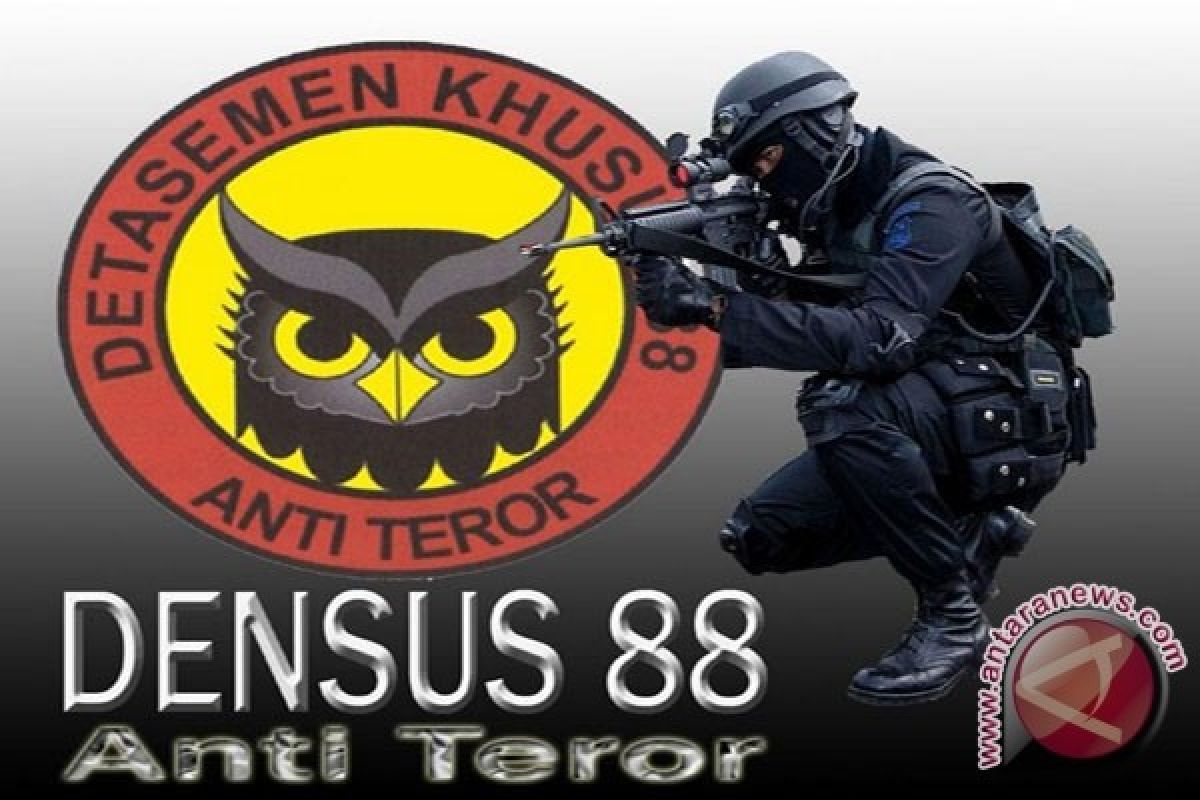 Densus 88 Antiteror grebek rumah terduga teroris di Cengkareng, berinisial TH