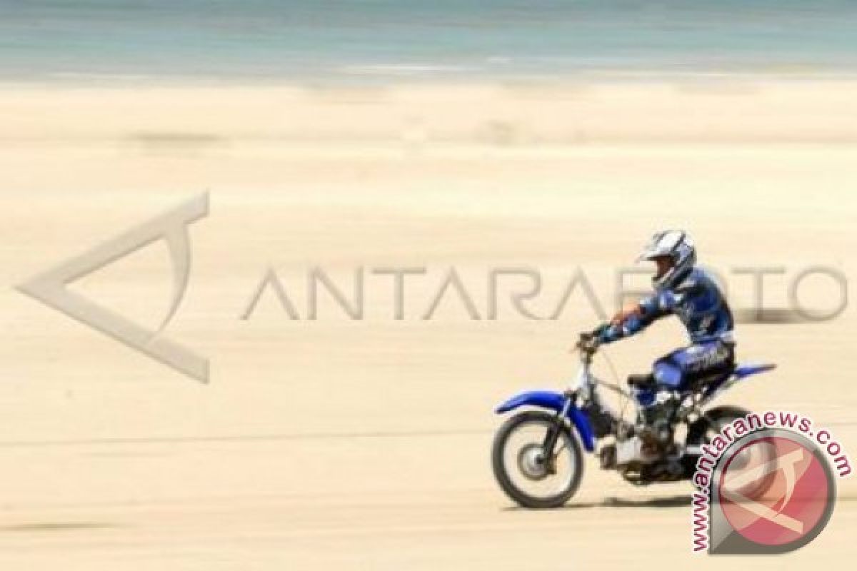 Wisata Balap Motor di Pantai Pasir Padi