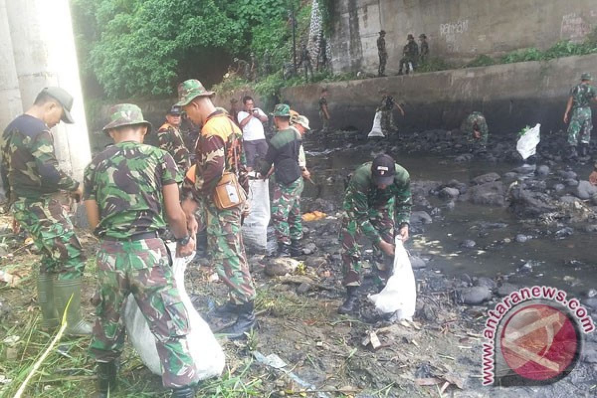 TNI Bersihkan Sungai Kota Negara