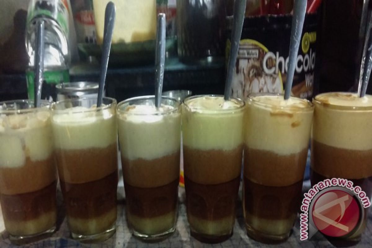 Kedai Mak Etek, sajikan teh telur minuman khas lelaki Minang