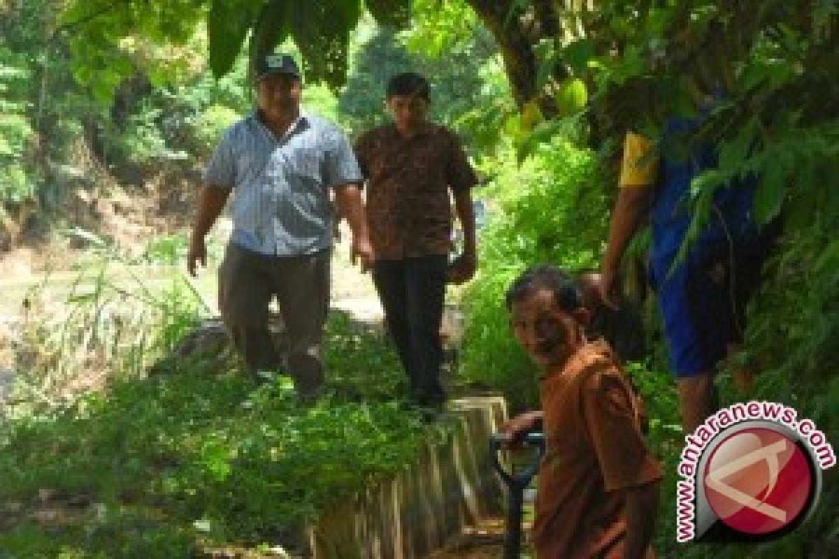 Warga Sawahlunto Bersihkan Lokasi Banjir